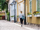 Kvinna i trästaden Hjo