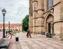 Personer utanför domkyrkan 