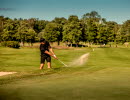 Man spelar golf på onsjö golfklubb en sommardag