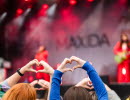 Vänner roar sig på en musikfestival.
