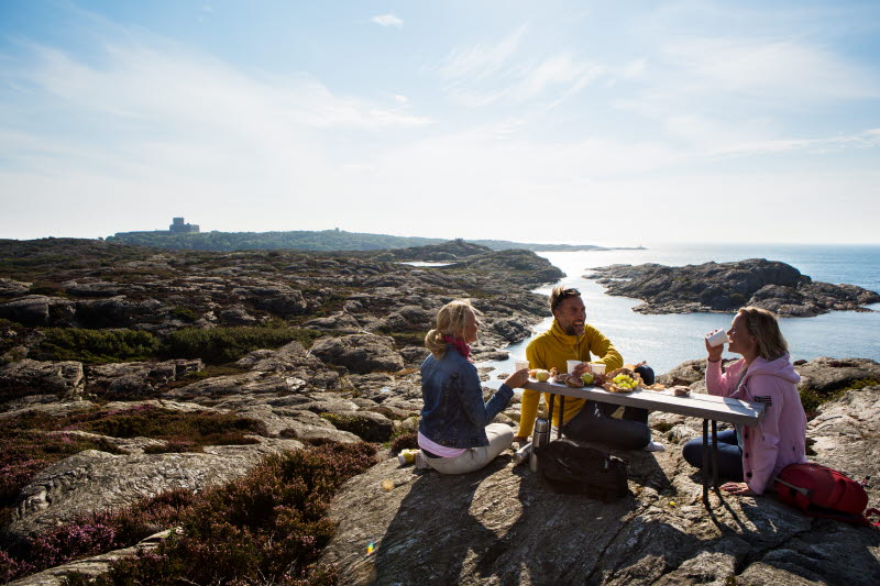 Picnic on the cliffs, next to a bench, with a view over Marstrand fjord - Photo Cred Roger Borgelid